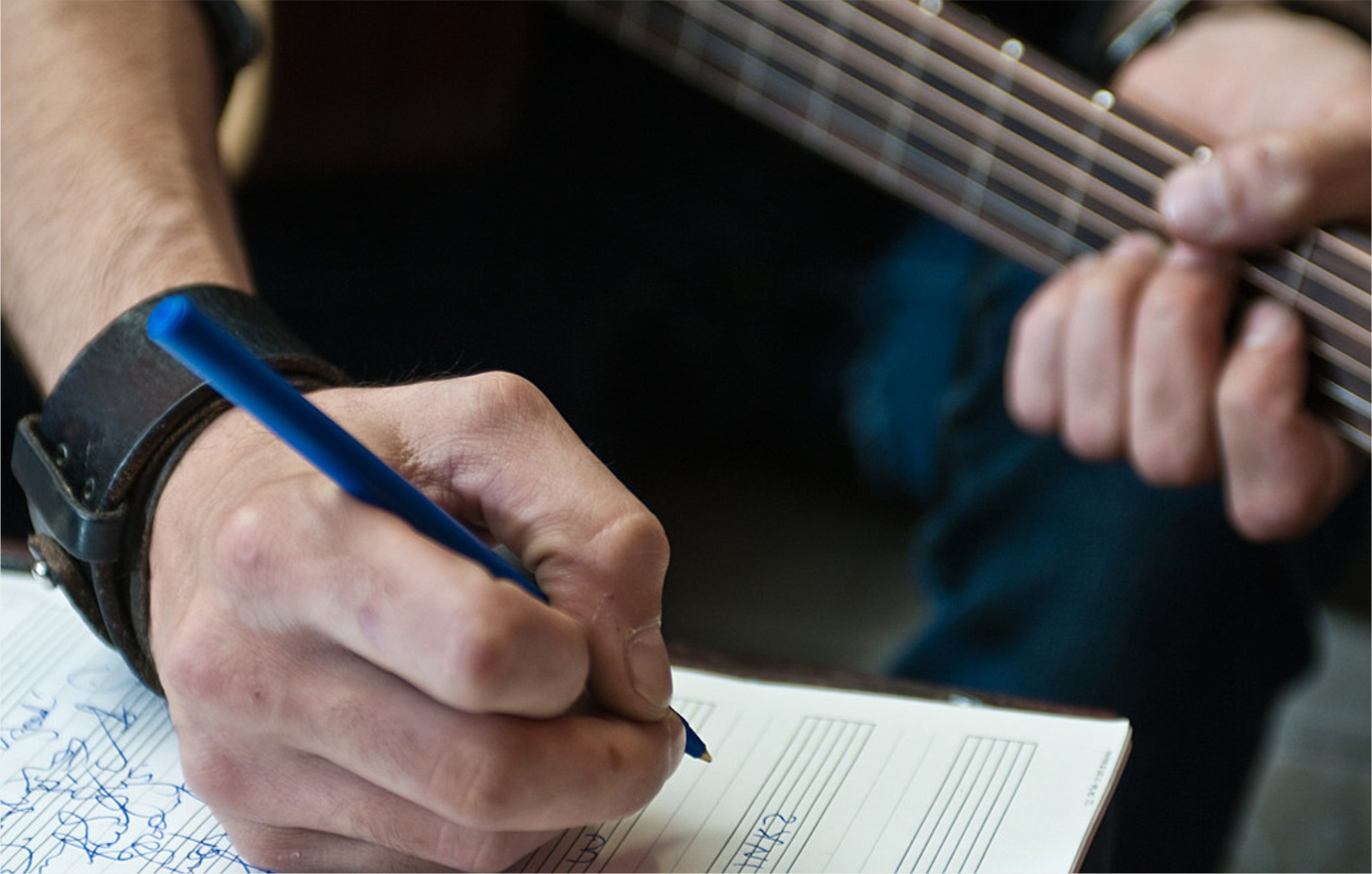 Музыкант сочинивший песню. Написание музыки. Записать песню. Музыкант сочиняет. Писать музыку.